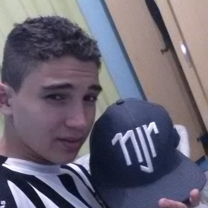 a vida me ensinou a nunca desistir nem ganhar nem perder mais procurar evoluir.#chorão