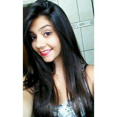 Mas de onde você veio linda? Mó porte de modelo, sorriso de menina, sempre com a mão no cabelo.
