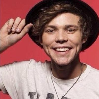 Leia minha fic de 5SOS amores? Pfvr: http://t.co/ePGV8DOuMP