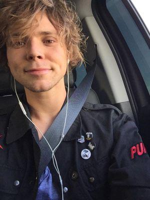 here's a free follow !! please follow @ashtonsthug :)