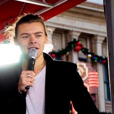 Im in love with these five crazy people from a band called One Direction, AND THIS LOSER JILLIAN! THIS IS A JILLIAN FAN ACCOUNT GO FOLLOW HER NOW @dimpledharryx