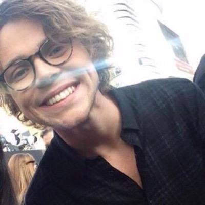 FREE FOLLOW PLEASE FOLLOW @hyfniall AND SHELL DM YOU YO 5SOS BAND ACCOUNT