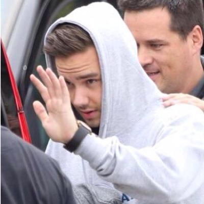 FOLLOW @lightstomylouis BECAUSE SHE GAVE YOU A FREE FOLLOW