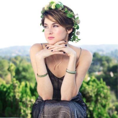 Member of the royal family, princess, grand daughter to Queen Victoria, and werewolf. We all have our secrets that are meant to be hidden. [Single/OC/DW RP]