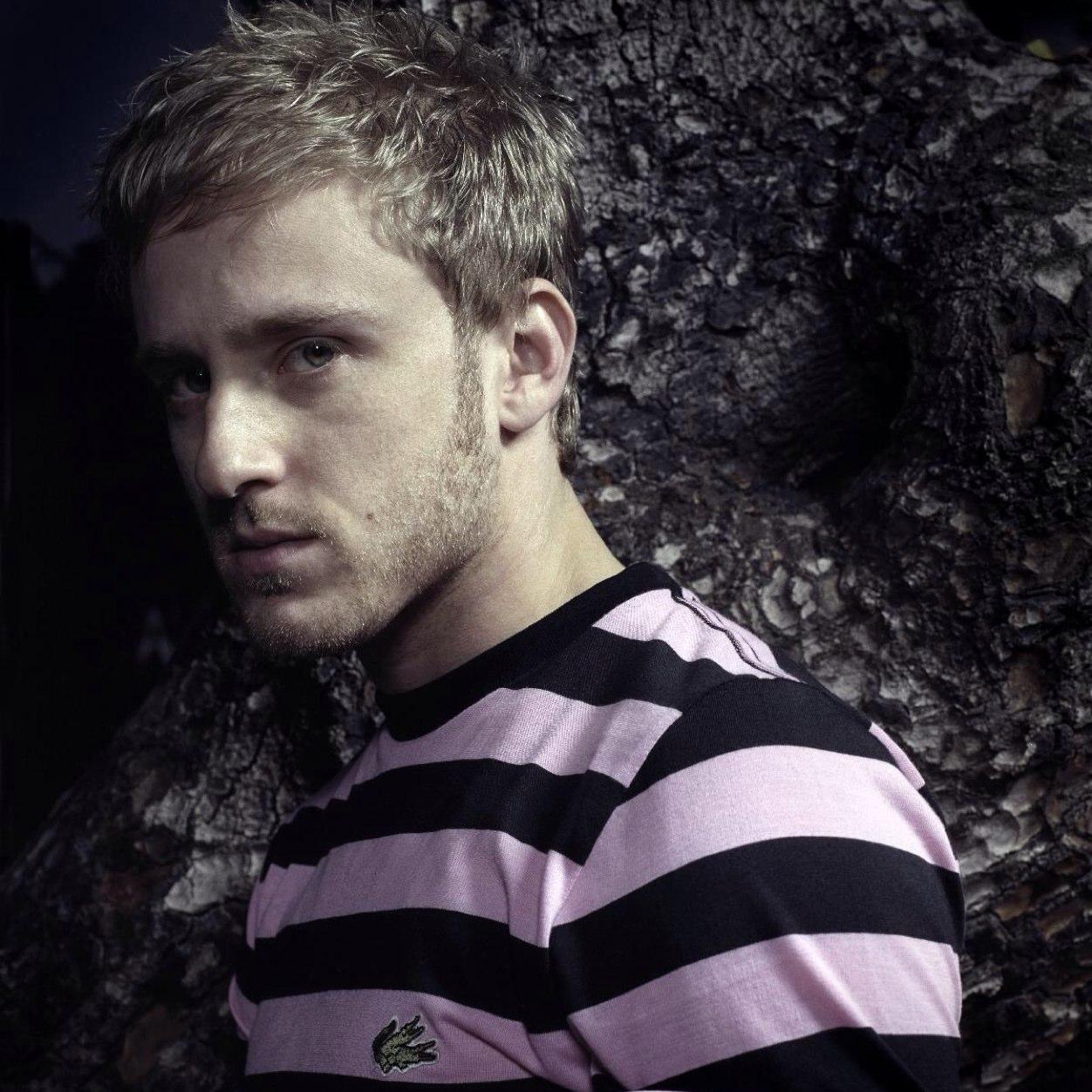 Memories fill my head. More like dreams, People are calling me. 'Come back Peter, Neverland needs you.' [Peter Pan RP]