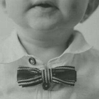 مكتفيه بمن لدي و مكتفيه بمن شدّ على يداي و لم يفلتها و سلاماً على من وجد راحته بالابتعاد ♡