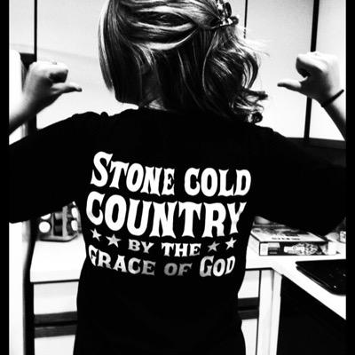 Southern_BB's profile picture. Barefoot in a cotton dress, dark hair in a tangled mess, and a head full of crazy dreams