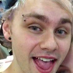 free follow from @FiveSauseAF // I follow back on there! pls rt and tag @michael5sos in link below?