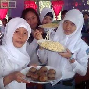 Ketika hidup q tak berarti lagi. Hanya membuat orang lain tersenyum lah yg menjadi semangat