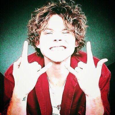follow @T0xicalHood and  be active and turn on her notifs for Dms to 3/6 1/5 3/12 + 5sos band acc Everynight SHE HELPS HER ACTIVE FOLLOWERS GAIN
