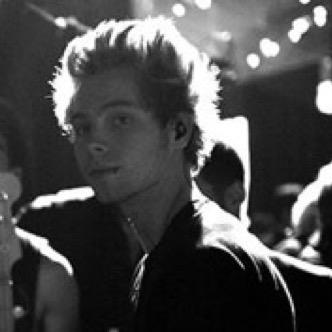 follow @vinylluke_ bcos hey free follow !¡ // ilysm