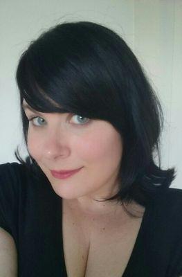 Kiwi-British Lyric Soprano and lover of tiny dogs.