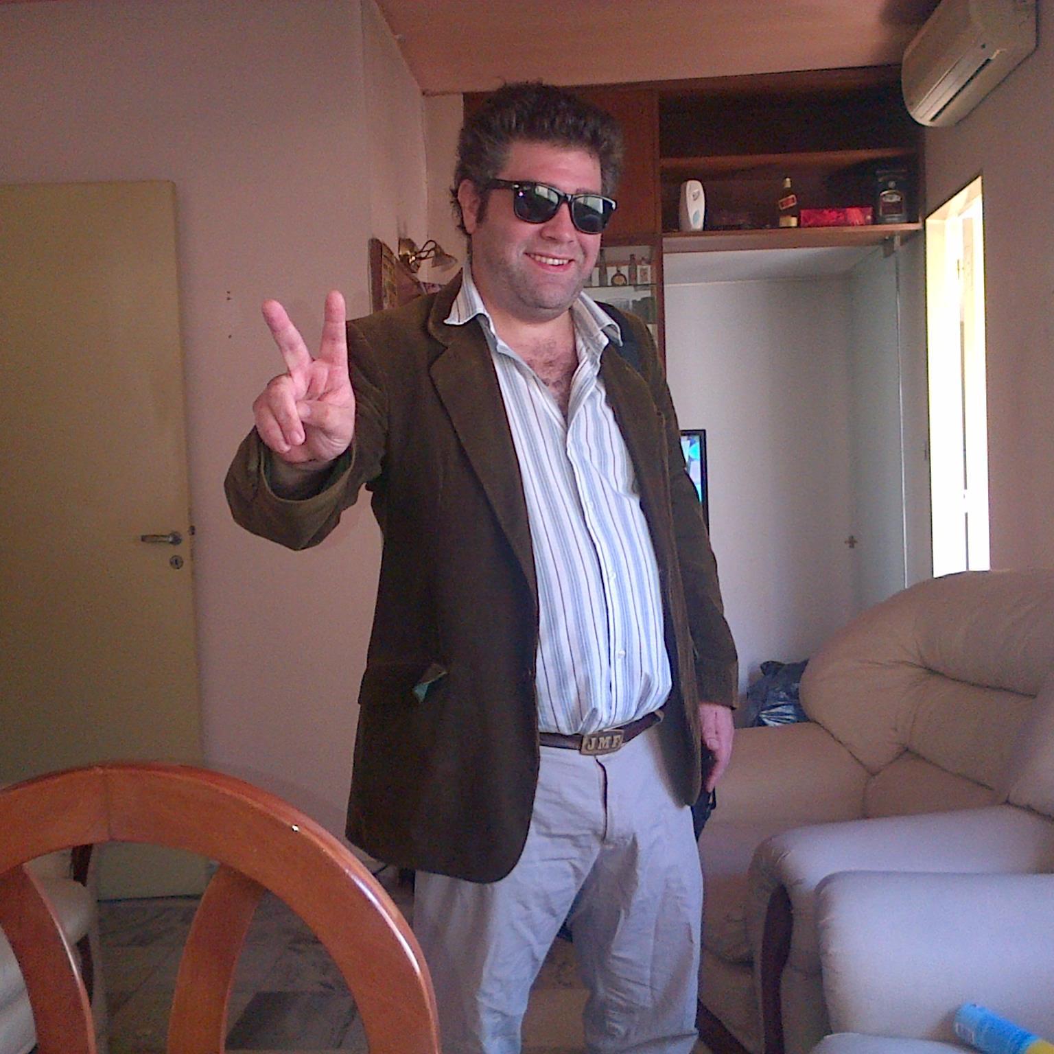 Periodista,pincha, profe en periodismo UNLP interesado en política, historia y el país. Amigo de mis amigos, libre pensador casado con Cecilia y papa de Helena