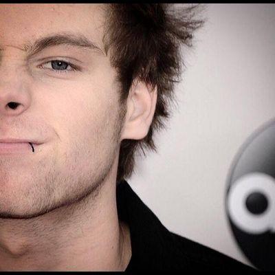 You love #5SOS ? You are awesome :) Please help @ErmyJed5SOS to get a follow from anyone from 5SOS :)