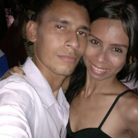 Amo minha Familia, e estou em busca dos meus objetivos! Agrateço  a Deus cada dia da minha vida por cada amanhece! :*