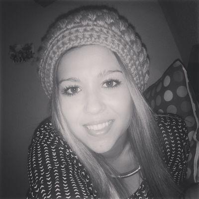 19.Estudiante de 2° bachillerato. Borde por naturaleza, me encanta la fiesta y estar con mis amigos, muy sincera, si no te gusta mi opinión no preguntes! ;)