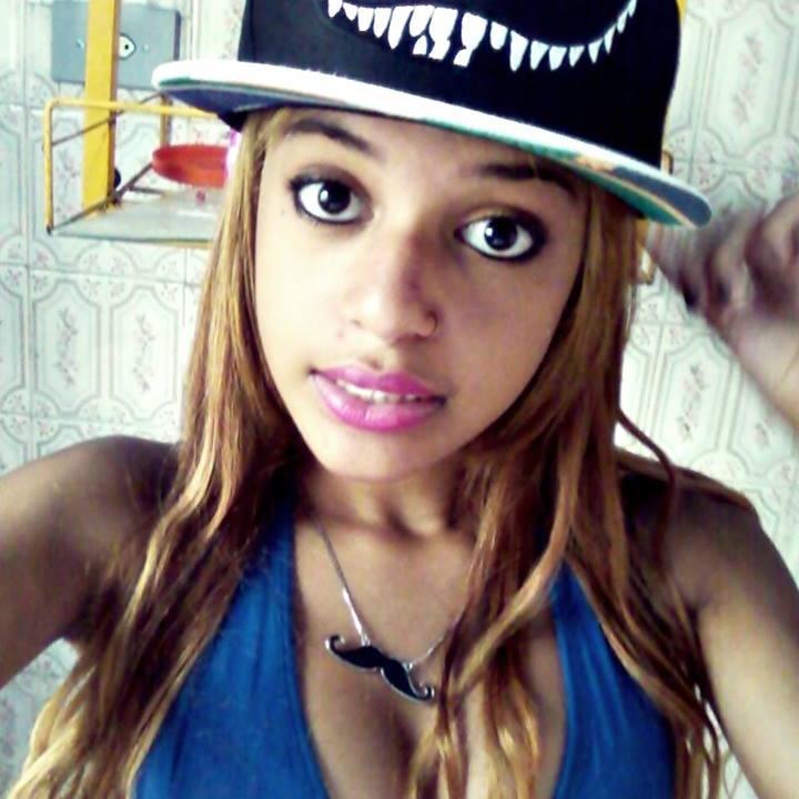 Vou viver e sorrir do meu jeito, sem me importar com a opinião de ninguém. ✌
