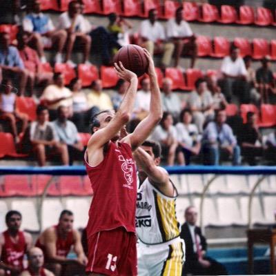 Entrenador superior de baloncesto y amante de los placeres de la vida.