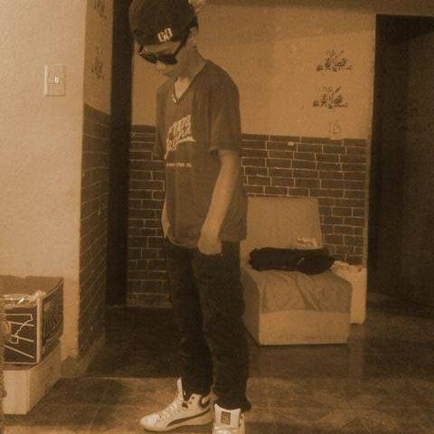 Imposible estar asi,imposible sonreir recordar cada momento que con vos lo yo lo sentí, tus labios que yo besaban hoy pasean por ahy  ♫ Seguime y Te Sigo