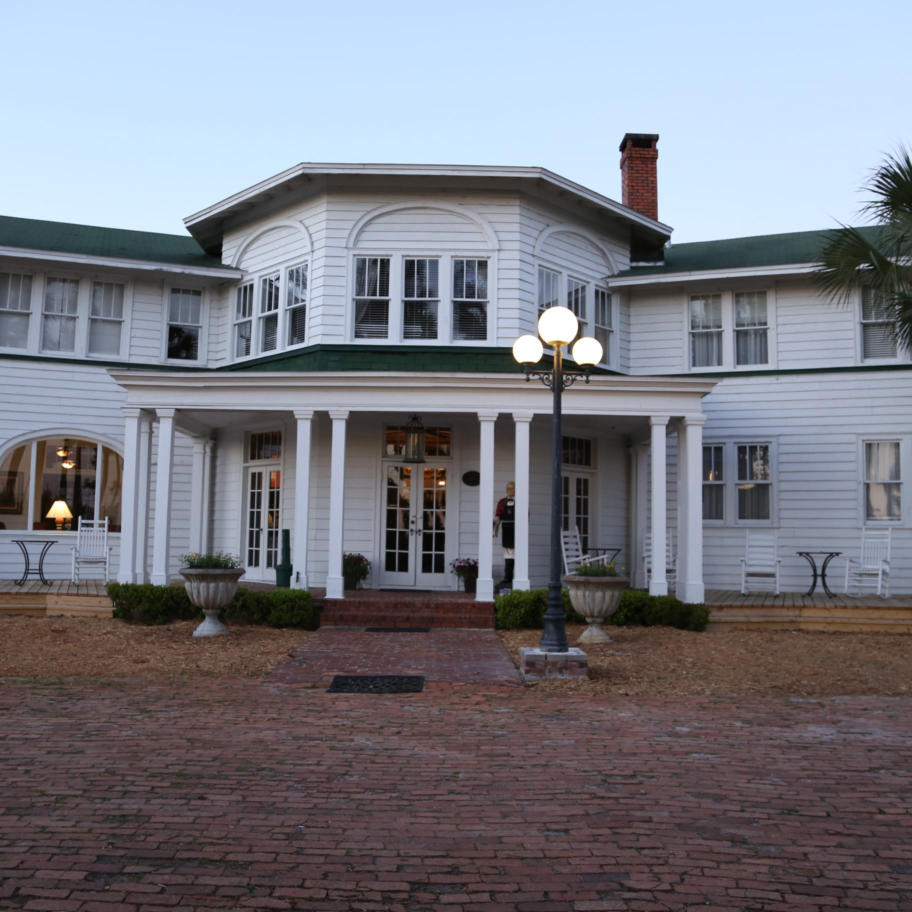 Historic Putnam lodge built in 1927. Hotel - Restaurant- Lounge 
Gourmet Food- 
On The Hidden Coast