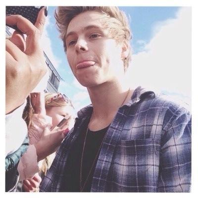 follow @1D5SOSfacts_ they gave you this free follow. Ask for fb.