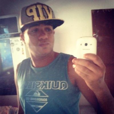 Moro em Camaçari- Ba                                               Tenho 25 anos
