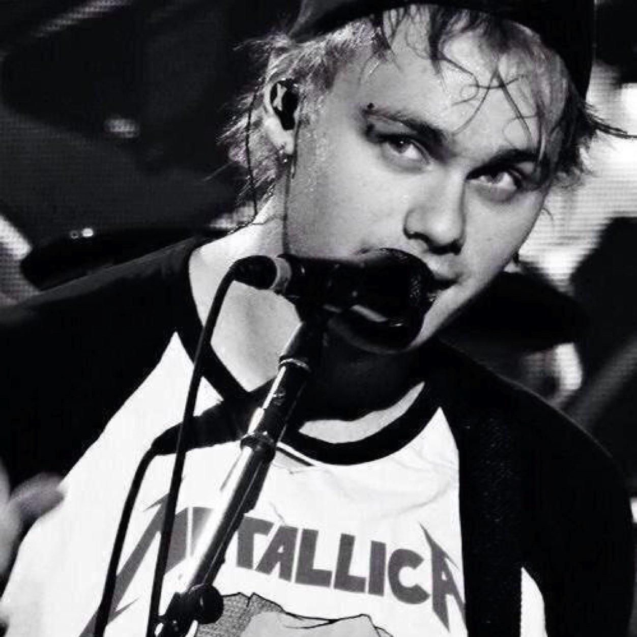 FREEFOLLOWNOTE: Our account - @5SOSNegOcc is trying to reach its first 1000 followers, please help us, follow now!