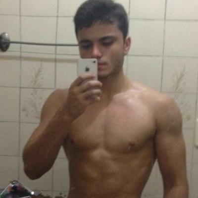 Eu sou feliz e rodo pelo mundo. Sou correria mas também sou vagabundo