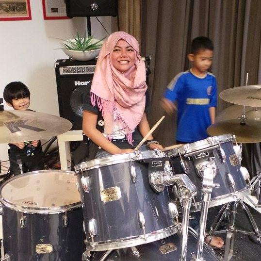 Im a Sabahan skingirl,18 y/o,kolej universiti agrosains Melaka. Im also a guitarist & a drummer.