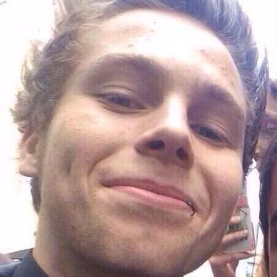 hey you could follow @LUKESGOODGlRL ask for fback or rt/fav link or do both or ask for a luke dm or do none at all and enjoy this free follow