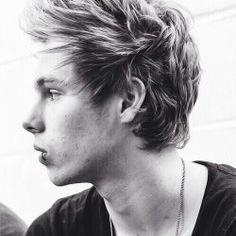 Follow @cuzcamdallas if you love one direction 5sos and magcon