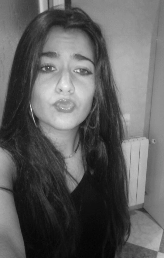 me encanta cantar, salir de fiesta, bailar, disfrutar al lado de las personas a las que quiero y siempre con una sonrisa =)