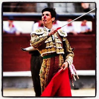 Novillero con picadores, amante del toro🐂 y la literatura 📚 Español 🇪🇸 con orgullo. Papá presente👧🏻👶🏻#empresario y #coach