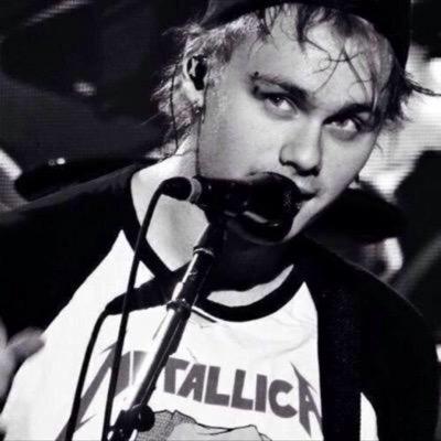 Now that I've gotten your attention please go follow @musclesmichael because she gave you this follow.