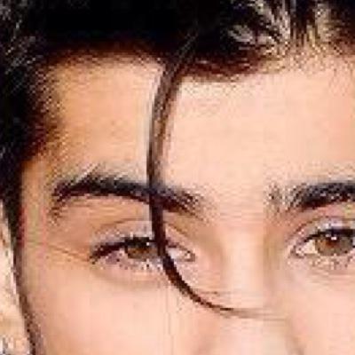 just chilling in zayn's face