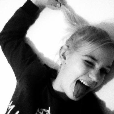 ich heiße jette bin 12 jahre alt und liebe reiten meine freunde fußball yt twitter und instagram :)