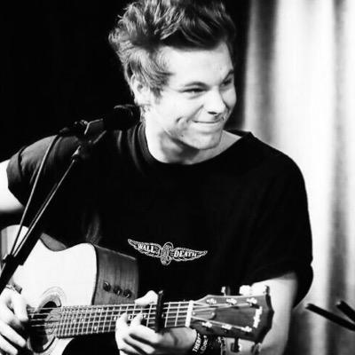 follow @dontstopxash and retweet the link in her bio bc I just gave you a free follow :--)