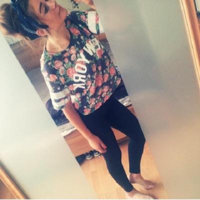 i am a lesbian and I like to gunge myself, dm for gunge pics, i love gunge on my feet and between my toes, dm if you want to gunge me, i also have a foot fetish