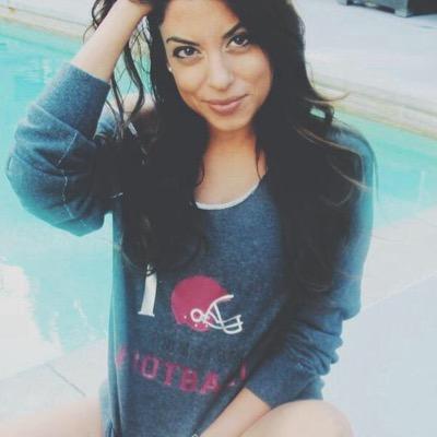 On 3.6.2014 my idol @AliyaJasmine jumped of the stage and ran to me and called me beautiful and adorable. Aliya followed on O9.27.2O11♥
