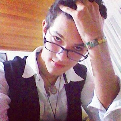 Figura pública Escritor, Actor. una extraña combinación entre nerd y anciano dramaturgo.