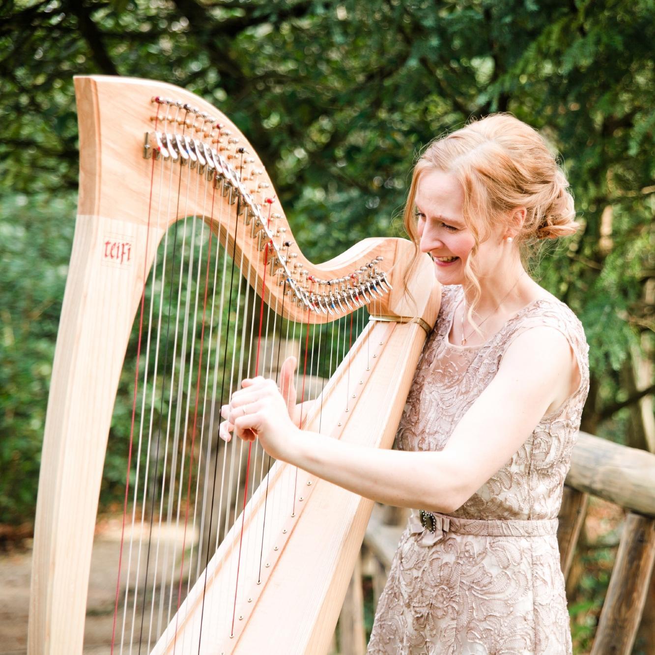 Gloucestershire and Cotswolds harpist Angharad James who provides beautiful music for weddings and events. https://t.co/WTHjVpHyXO