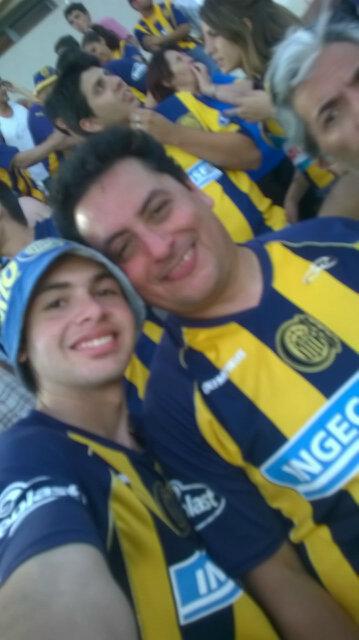 Te aplaude y te saluda jubilosa
