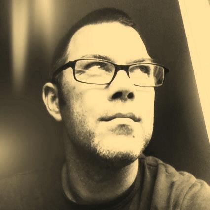 Detective71's profile picture. Oštrih crta preplanulog lica, vitak i visok, on je kao ptica!