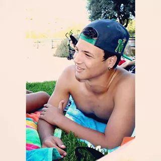 hola me llamo pablo tengo 16 años y me encanta el futbol i la natacion y amo a Maria