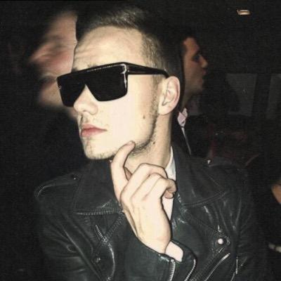 This is a freeeee follow now pls go follow @cliffnotepayne and @pickledperrie thank you ily