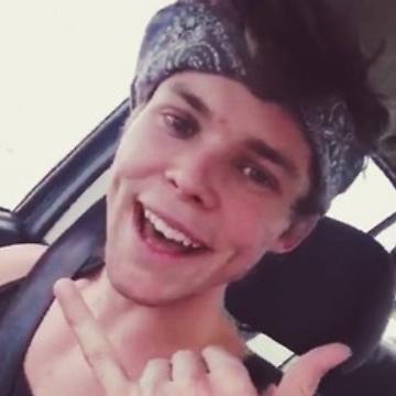 Ashton Irwin is my hero thank you Ash3