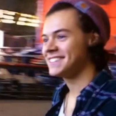 hiii please take a sec and follow @hesweeeknd and also rt/fave the link below.xx