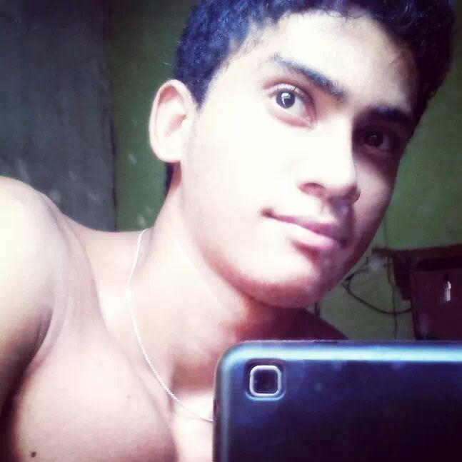 faço das minhas escolhas as certas e tento viver intensamente cada momento acredito no meu mundinho onde lá posso fugir da realidade