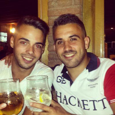 Unico,capaz de conseguir lo que quiero y muy fiel a los que amo de verdad.Honesto y valiente,soy yo mismo siempre.Quien me conoce sabe lo que valgo.fcblive ★