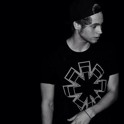 follow @bexlrh & rt the link below